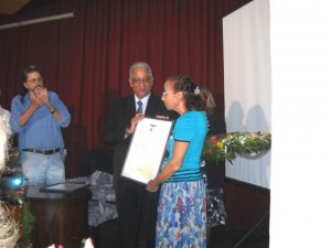 Entrega a Noemia Romero del Diploma de oro por sus 50 años de trabajo en la Biblioteca Nacional