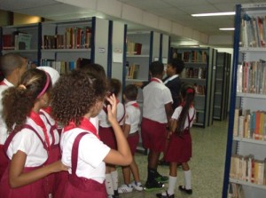 Niños en el recorrido por  almacen del tercer piso con la bibliotecaria María del Carmen Arencibia