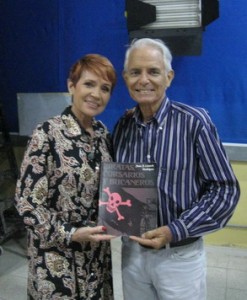 Raquel Mayedo y Adrián con libro